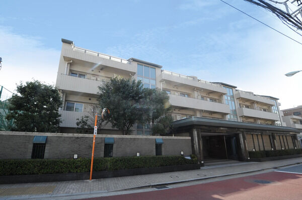 【パークコート三田綱町】建物北側にエントランスがあります。ボーダータイルを用いた塀が特徴的です。