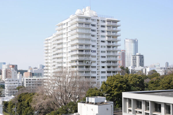 【三田綱町パーク・マンション】高台に寄り添うように立つ、白い外観が印象的。 【三田綱町パーク・マンション】高台に寄り添うように立つ、白い外観が印象的。