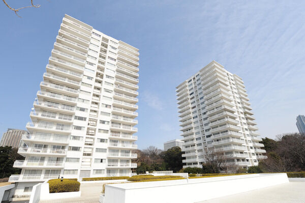 【三田綱町パーク・マンション】マンション前の広場の緑と、白い棟とのコントラストが目を引きます。 【三田綱町パーク・マンション】マンション前の広場の緑と、白い棟とのコントラストが目を引きます。