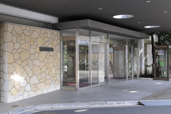 車寄せのあるエントランスは、オートロックなど設置。 車寄せのあるエントランスは、オートロックなど設置。