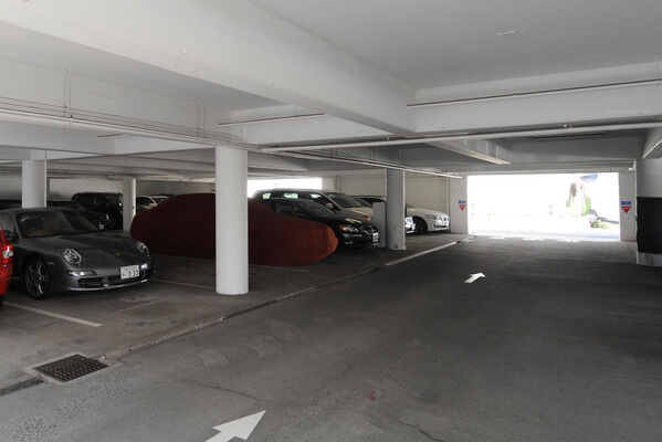 屋内100台、屋外50台収容の駐車場は、敷地内に設置。 屋内100台、屋外50台収容の駐車場は、敷地内に設置。