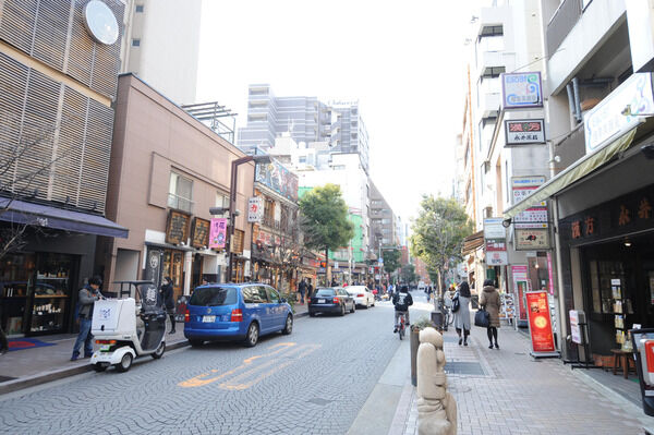 昔ながらの店々が軒を連ねる「麻布十番街」も自転車圏内。 昔ながらの店々が軒を連ねる「麻布十番街」も自転車圏内。