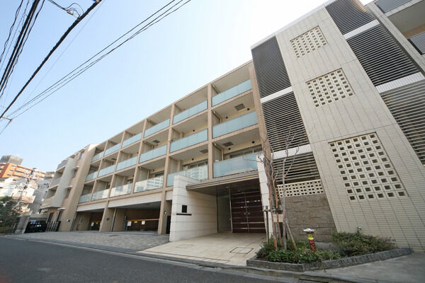 【パークホームズ白金高輪アーバンレジデンス】温かみのあるオレンジの外壁にさりげない植栽のグリーンとグレイの格子が映えます。 【パークホームズ白金高輪アーバンレジデンス】温かみのあるオレンジの外壁にさりげない植栽のグリーンとグレイの格子が映えます。