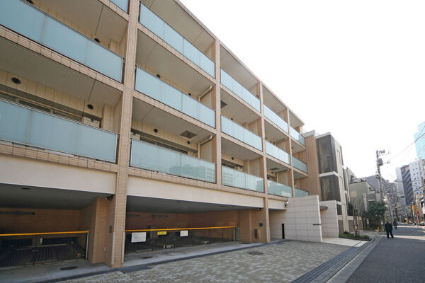 16台収容の駐車場は機械式と平置き式の2タイプ。91台収容の駐輪場も敷地内に設置。 16台収容の駐車場は機械式と平置き式の2タイプ。91台収容の駐輪場も敷地内に設置。