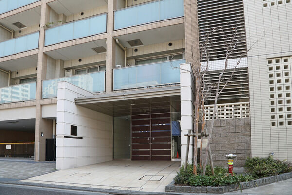 エレガントなエントランスを抜けると、滝が流れるロビーが訪れた人を優雅にお出迎え。 エレガントなエントランスを抜けると、滝が流れるロビーが訪れた人を優雅にお出迎え。