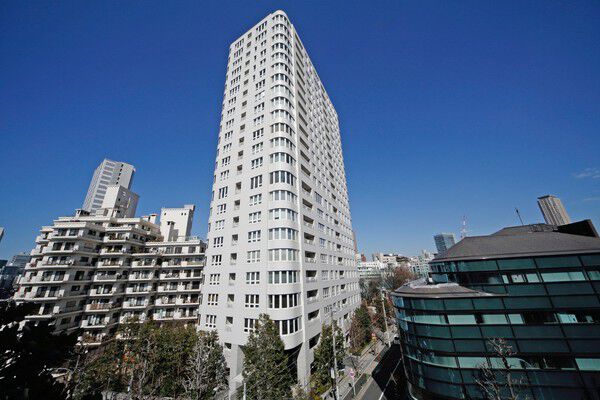 【青山ザ・タワー】外壁にはオリジナルタイルを使用。やわらかな光をまとったような印象に。		