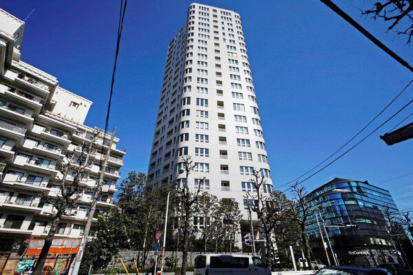 【青山ザ・タワー】緑広がる青山霊園に隣接。港区のなかでも高台に位置するロケーション。		