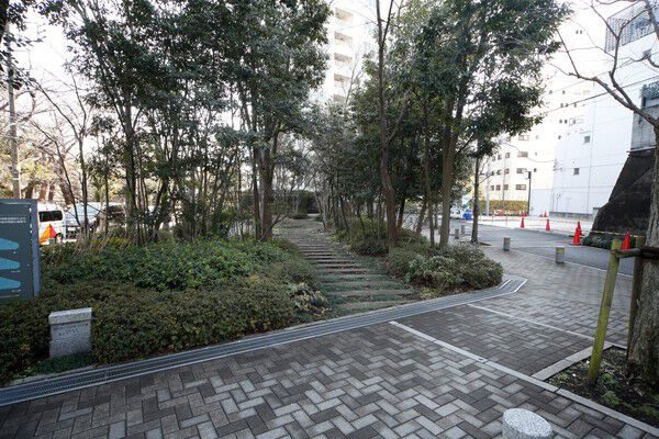 敷地周囲約3,200㎡に植栽を配置。アプローチも結界性を意識したデザインに。		