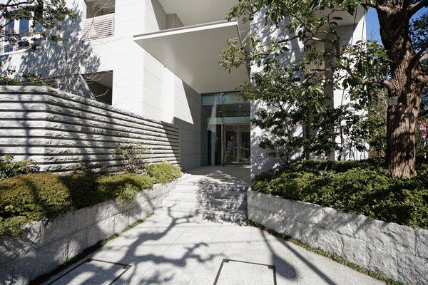 エレガントなガラス張りの風除室が印象的なグランドエントランス。		