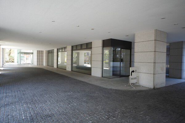 ラグジュアリーホテルを思わせる、花崗岩が敷き詰められた車寄せ。		