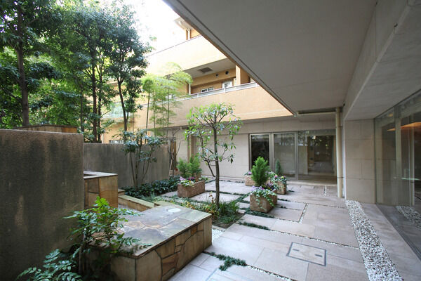 ガーデン。土、緑、岩、水のコンビネーションが心を癒してくれる。