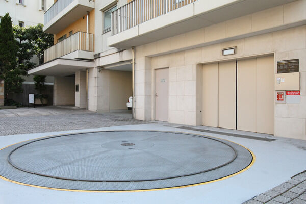 38台収容の駐車場は、敷地内に設置。