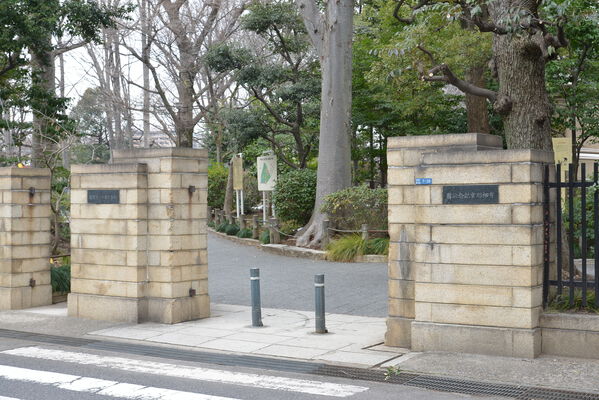 緑豊かな「有栖川宮記念公園」まで約1,110m(徒歩14分）。