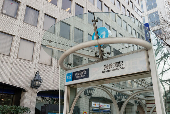 東京メトロ銀座線「表参道」駅は、徒歩14分。