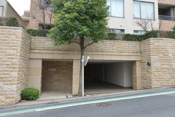 正面エントランスと駐車場ゲートは、花崗岩（磨き）貼りの門柱が風格を与えます。