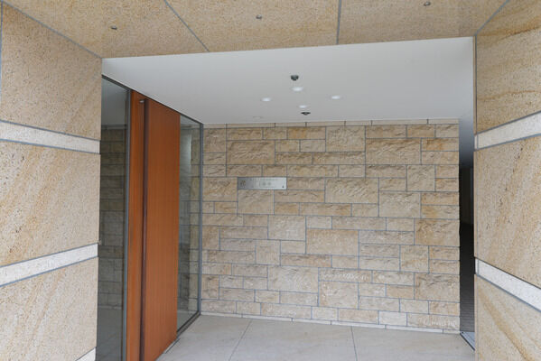 エントランス壁面には、一体感のある花崗岩の乱貼り仕上げ。