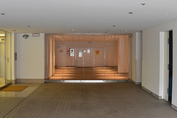 駐車場ゲートには、リモコン式リングシャッターを採用。