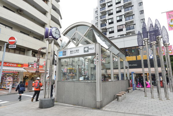 東京メトロ南北線、都営大江戸線「麻布十番」駅は、徒歩10分。