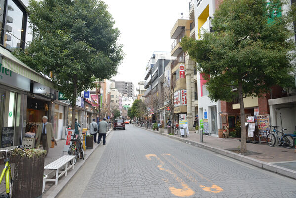 買い物も食事にも便利な「麻布十番商店街」は、約600m（徒歩8分）。