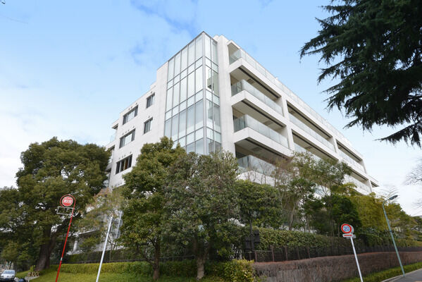 【パークマンション南麻布】空に溶け込むような、爽快感溢れる外観。		