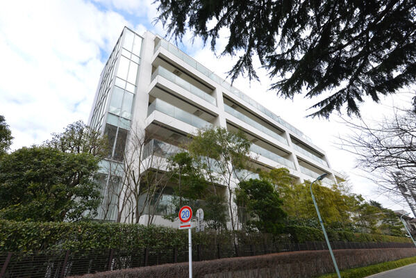 【パークマンション南麻布】四季折々の表情を覗かせる、色とりどりの植栽。		