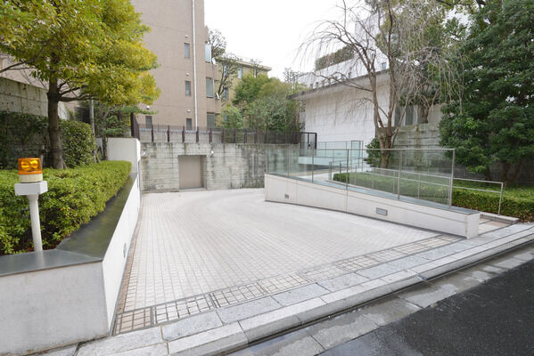 53台（ゲスト用2台含む）の入居者専用駐車場は、敷地内に設置。