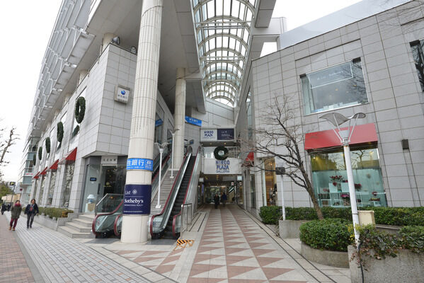 「広尾プラザ」まで約576m（徒歩8分）。