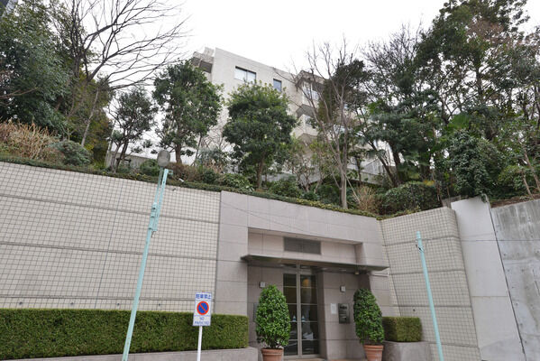 エントランスは、訪れる人々に様々な安らぎを与えます。