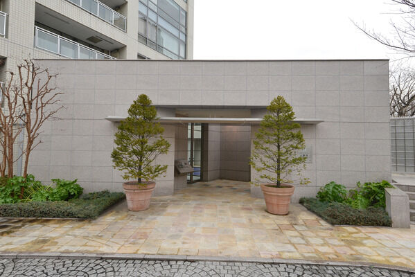 フォーマルエントランスでは、2本のゲートツリーが出迎えてくれます。