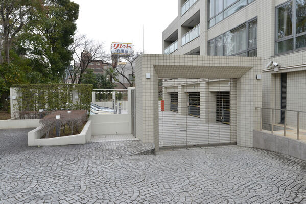 41台収容の駐車場には、リモコン付電動シャッターを設置。