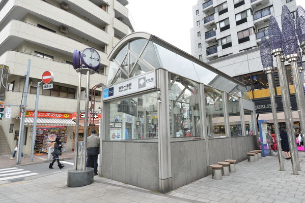 東京メトロ南北線、都営大江戸線「麻布十番」駅は、徒歩4分。