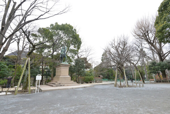 様々な施設が整っている「麻布運動場」は、約700m(徒歩9分）。