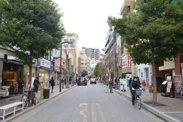 買い物も食事にも便利な「麻布十番商店街」は、約120m(徒歩2分）。