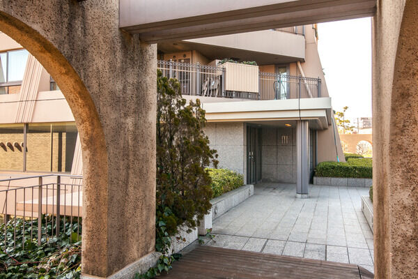 大樹の根本にふさわしい、重厚感ある石造りのアプローチ。