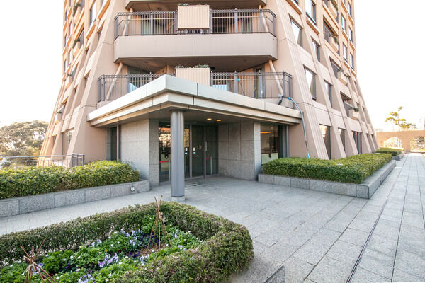 シンメトリーなタワーフォルムとは対照的なルーフが印象的なエントランス。