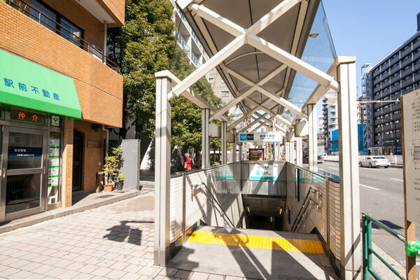 都営大江戸線「麻布十番」駅まで約480m（徒歩6分）。