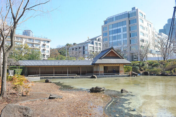 豊かな自然に心癒される「有栖川宮記念公園」まで約490m（徒歩7分）。