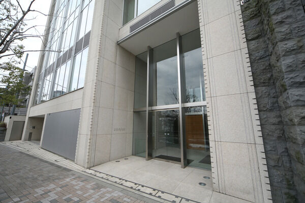 石柱の御影石に施された丁寧な削り込みがトラディショナルな重厚感を表現。