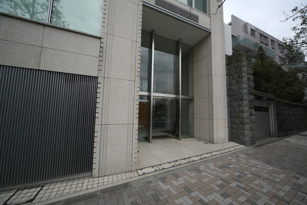 コーチエントランス近くには、37台収容の駐車場を設置。