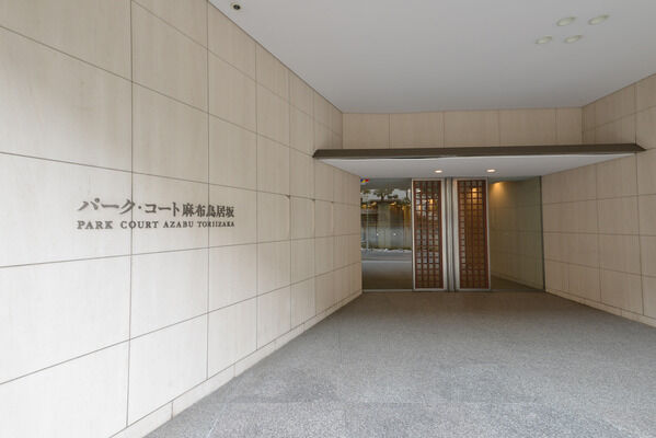 ダウンライトのぬくもりと御影石の重厚感が迎えるエントランス。