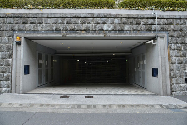 リモコンシャッター付の8台収容の駐車場を設置。
