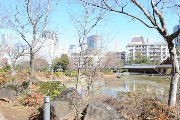 ヒルズ内に毛利庭園を備える他、庭園跡「檜町公園」まで1,000m（徒歩13分）。