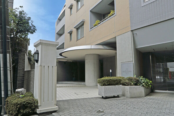 エントランスまでのアプローチが風格あふれる私邸を演出。