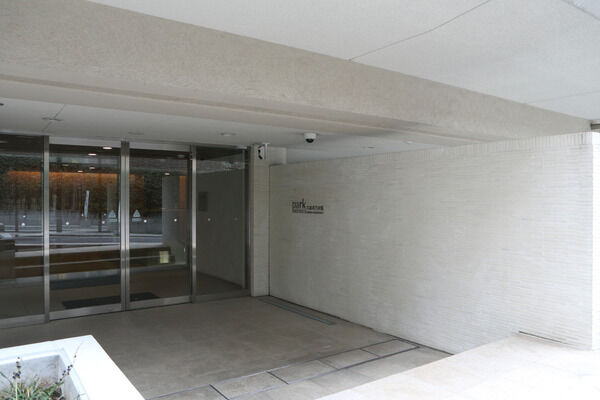 エントランス。様々なセキュリティ設備の組み合わせで安心を提供しています。