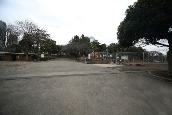 緑豊かな「都立青山公園」まで約360m（徒歩5分)。