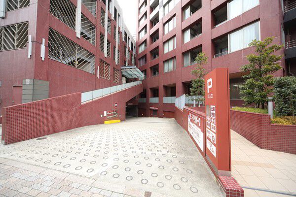 453台分用意された屋内駐車スペースへのアプローチ。		