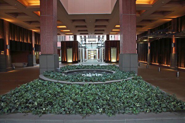 ブラウン系の花崗岩の柱が連なるアールデコ調の柱廊。		