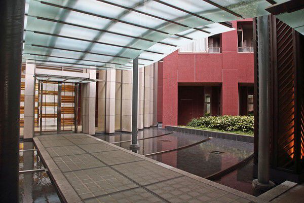 住居棟へ続くエントランスアプローチ。		