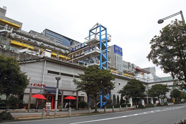 複合施設「デックス東京ビーチ」まで約240m（徒歩3分）。	