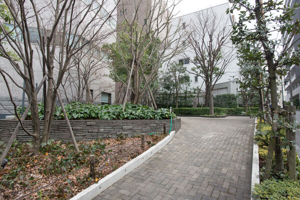 花崗岩が気品を醸す遊歩道。